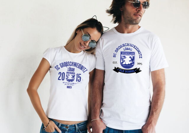 Das Logo des Sportclub Großschweidnitz - Löbau e.V. mit zwei Personen, die Fan-Shirts tragen.