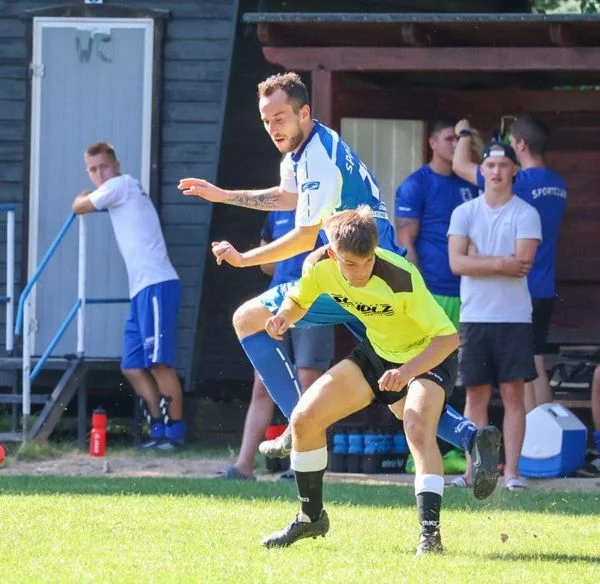 Ein Spieler des Sportclub Großschweidnitz - Löbau e.V. im Zweikampf auf dem Fußballplatz.